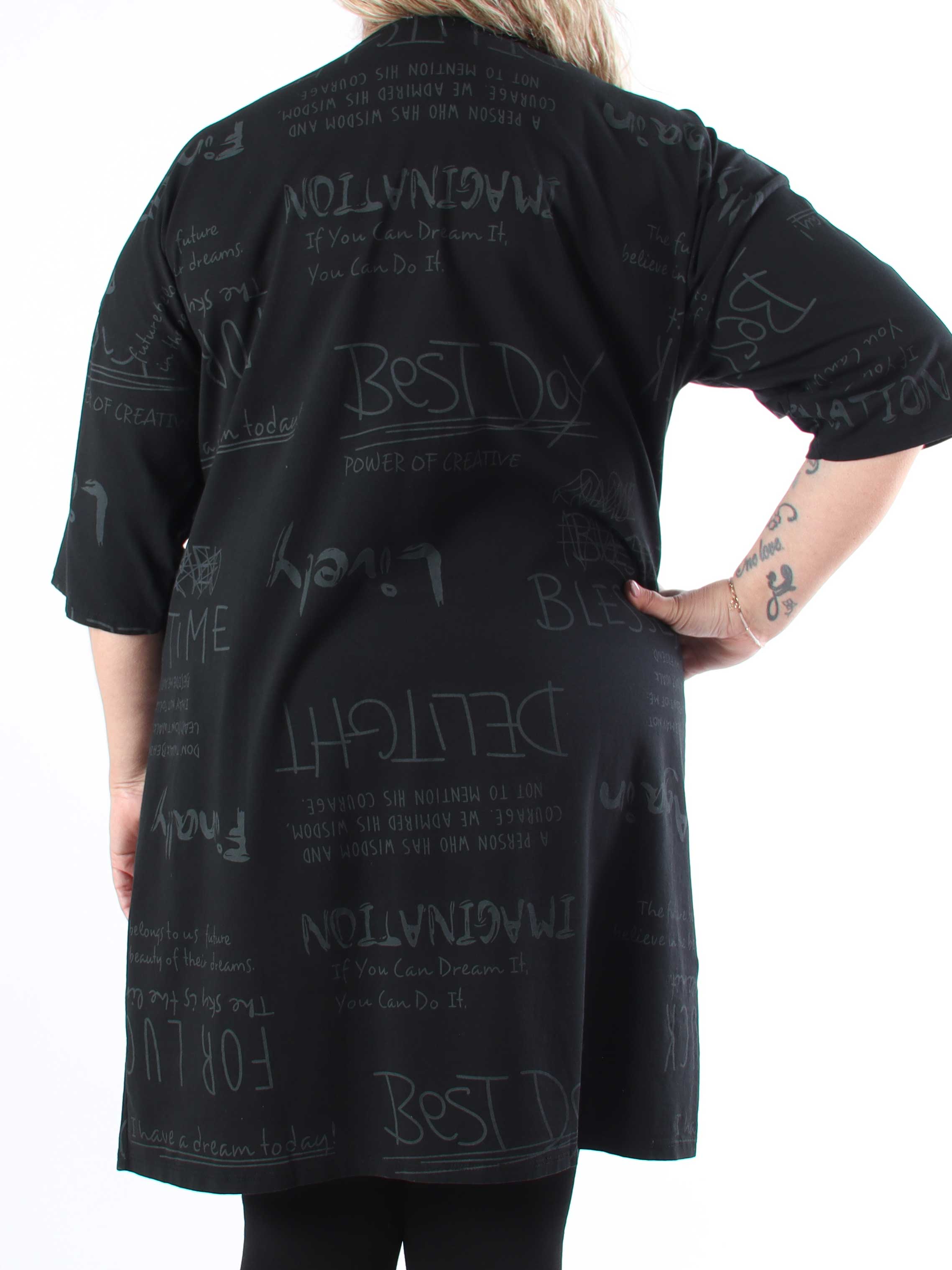 Lora - Plus size t-shirtklänning med text